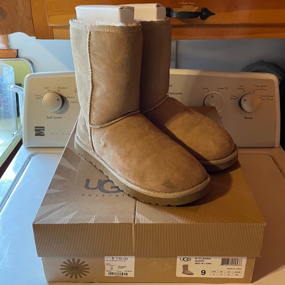 UGG Classic Short Sand